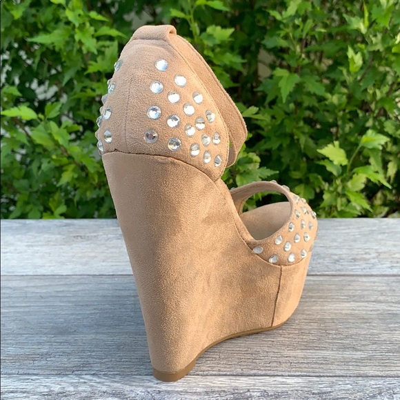 Oatmeal shinny studs faux suede platform wedge - Picture 4 of 5
